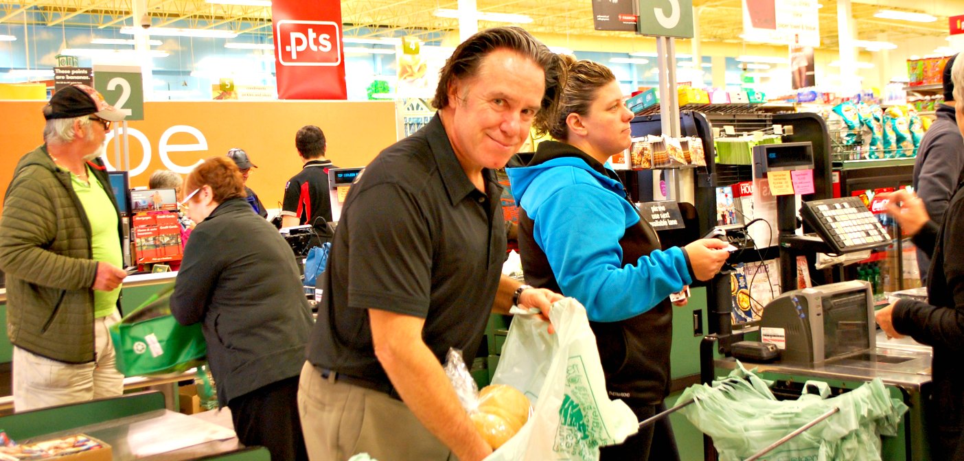 Randy Robinson goes back to his roots, briefly, to bag groceries