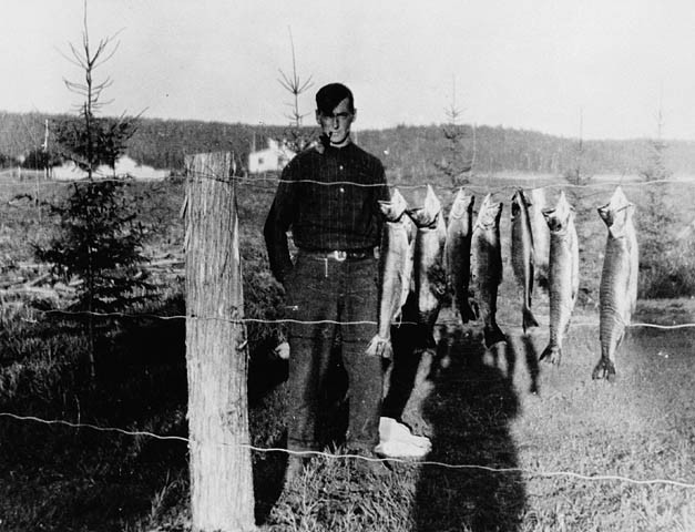 Tom Thomson at Canoe Lake, 1914 (Photo: National Archives of Canada/Blair Laing)