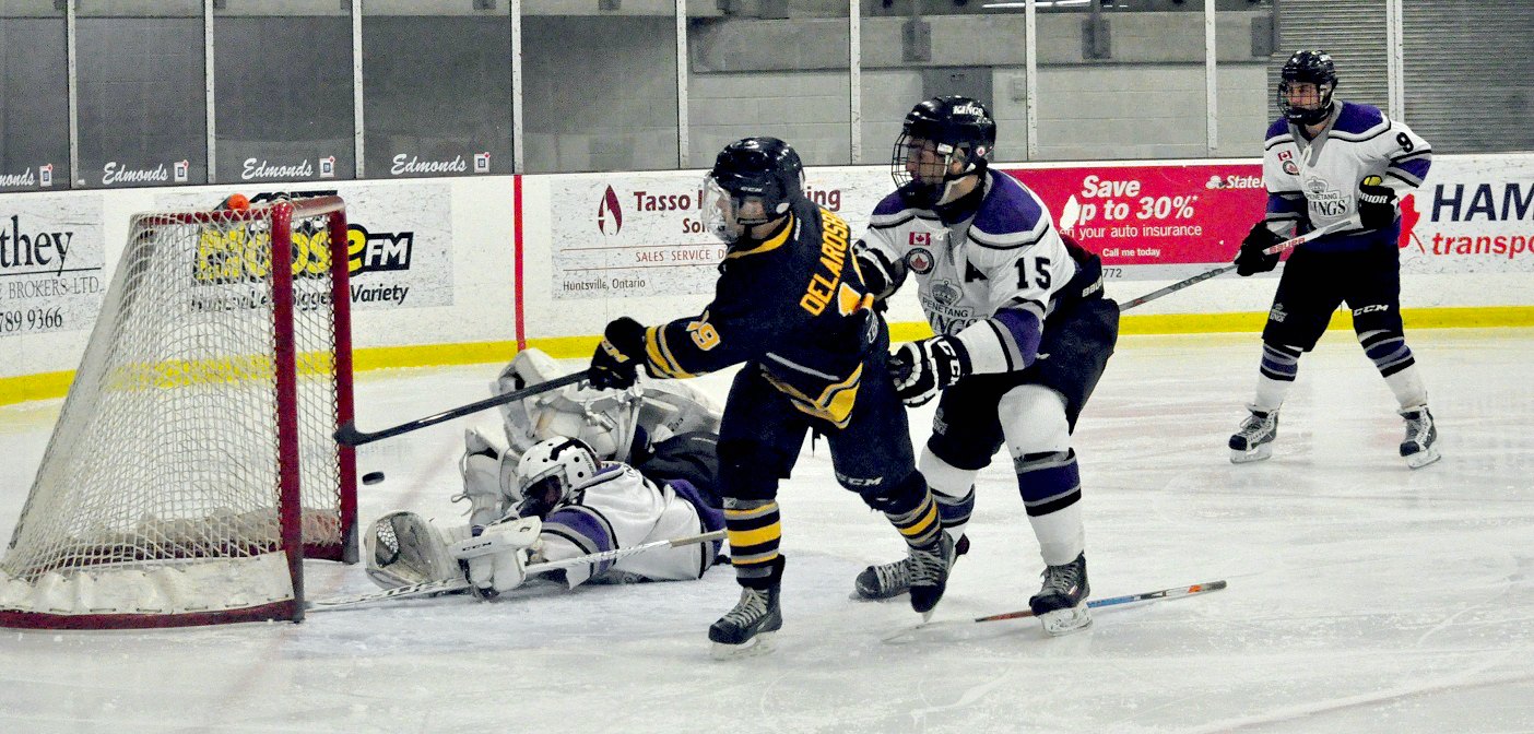 Otters Forward Nathan Delarosbil at the net