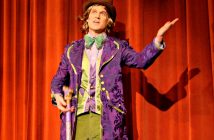 Willy Wonka (Mike Pearse) welcomes the audience to the show