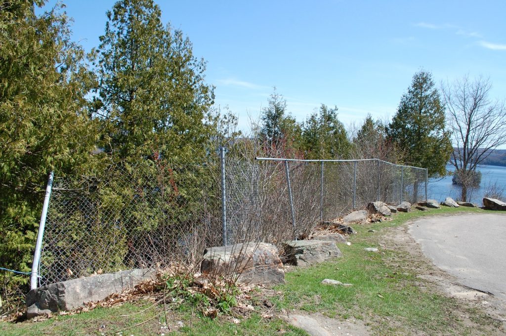 The poor condition of the previous fencing at Lions Lookout led some councillors to question if it was even necessary. This section has been removed.