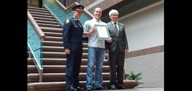 Randy Blain receives award from Toronto Police Service for aiding officer struggling with a suspect last year