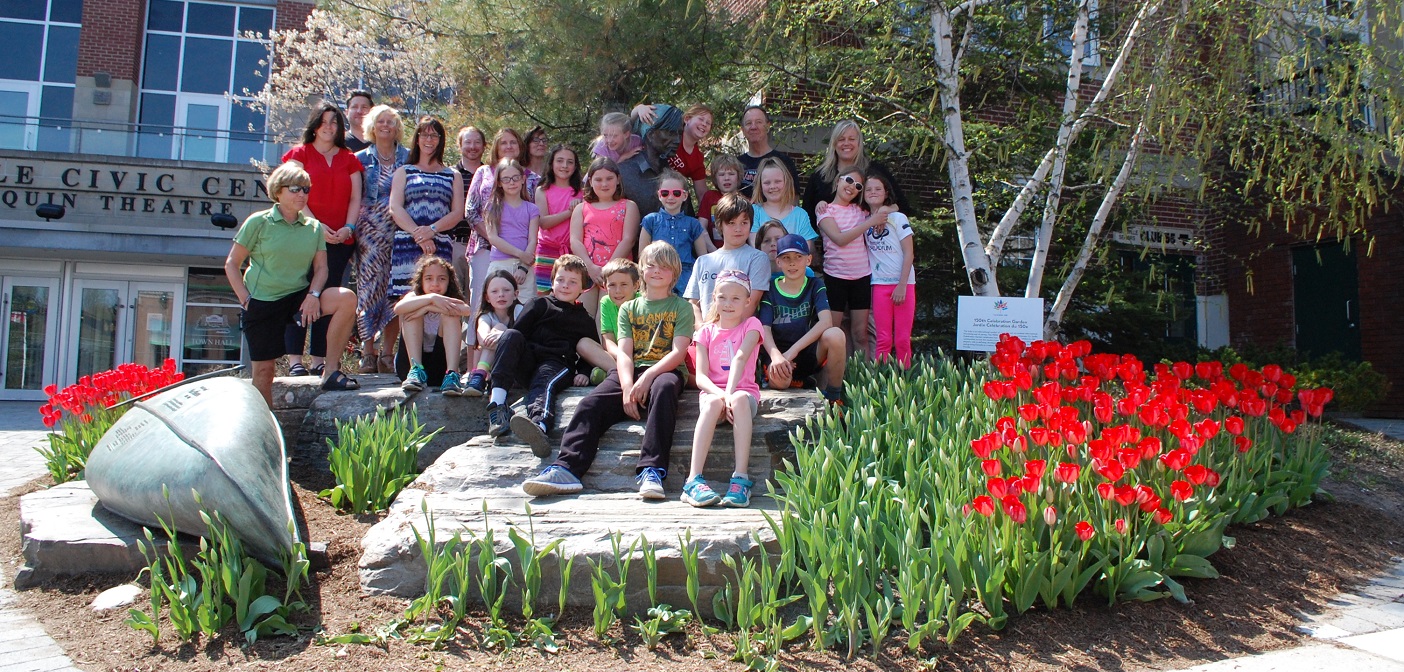 Members of the Downtown Huntsville BIA, grade four students from Huntsville Public School and Town of Huntsville staff celebrate the blooming of the tulips in Huntsville’s Civic Square