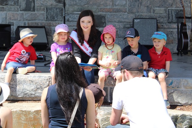 Miss Canada 2017 Ciara Thompson treats the kids to a couple of her favourite books.