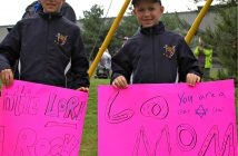Keanan and Kam Hodgson wait to cheer on mom Lori