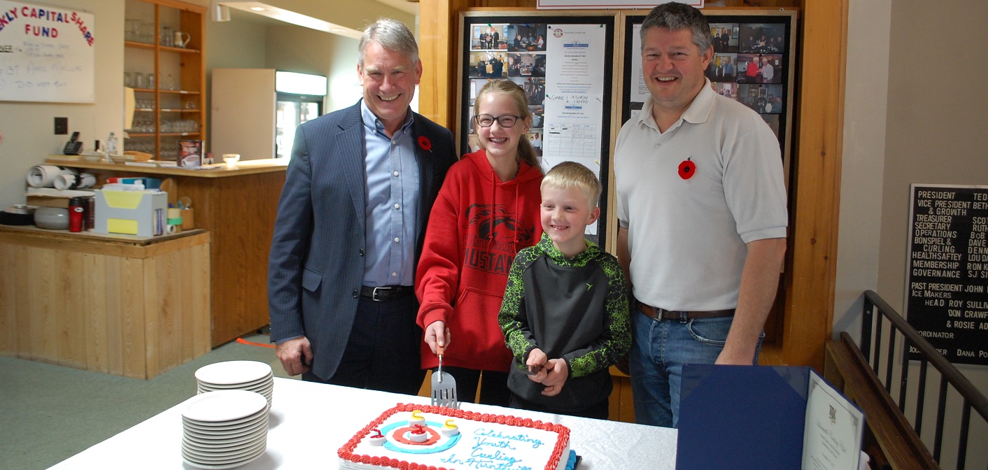 (From left) MPP Norm Miller, HCC Junior curler Colleen Hill, Little Rock curler Aaron Hill, and Mayor Scott Aitchison celebrate the club’s youth grant