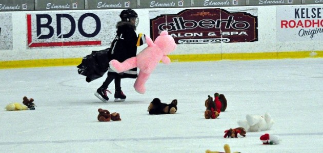 Two wins, a loss, and a whole lot of teddy bears for the Jr C Otters last weekend