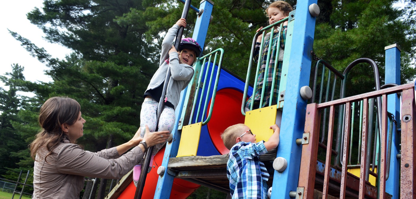 Kindergarten teacher Mel Maxwell and a few of her students at Irwin Memorial Public School (Photo: Laura MacLean)