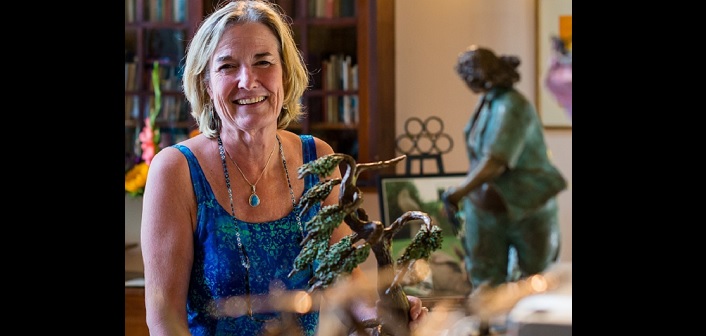 Brenda Wainman Goulet with one of her white pine sculptures (Image: artistsofthelimberlost.ca)