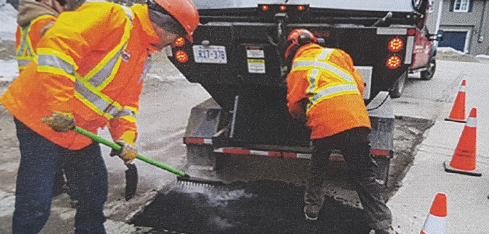 Town staff using a ‘hotbox’ last winter (Photo: huntsville.ca)