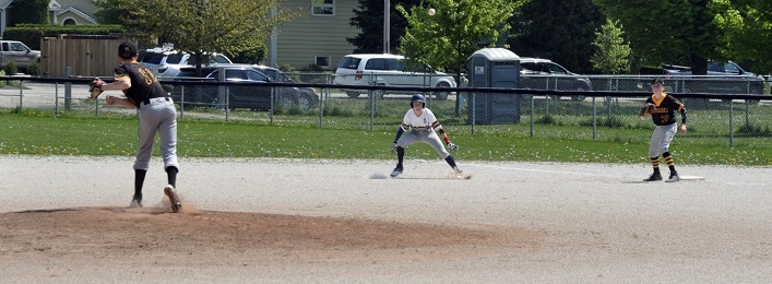 Wilson Babineau defends first base at a game in Thornbury (supplied photo)