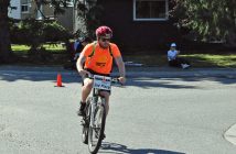 Cyclists escort the frontrunners to the finish line