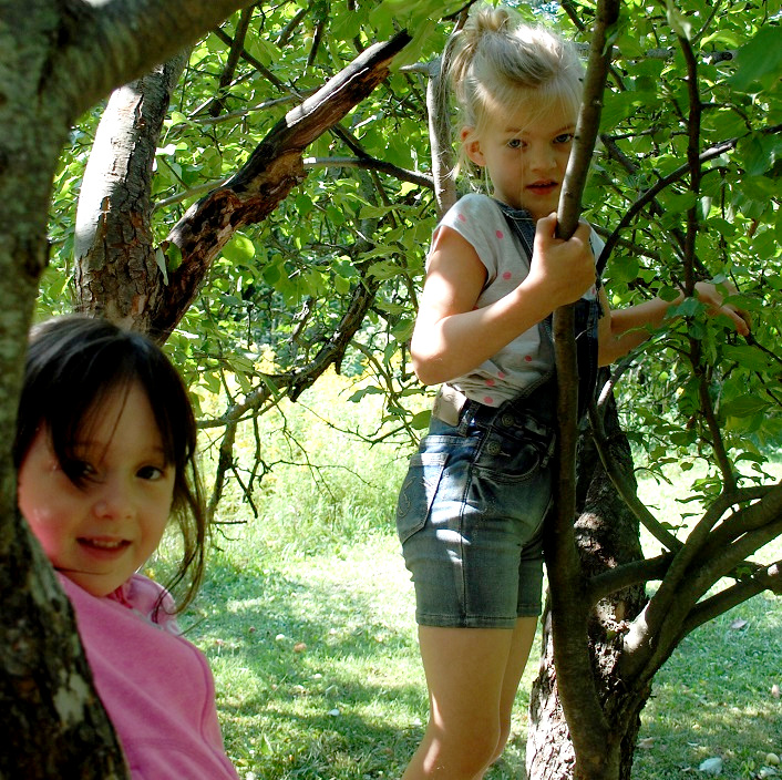 Lorelei (left) and Robin know how to find the best apples
