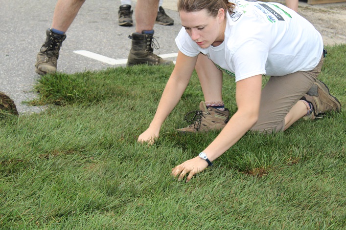 Lissa Schoot Uiterkamp from Landscape Ontario and Come Alive Outside helps out (Photo: Samantha Surman)