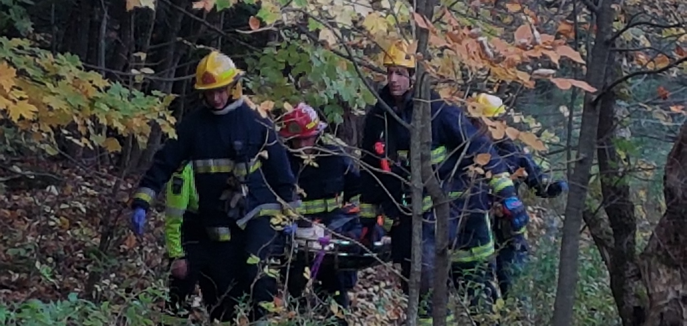 Firefighters carry a stretcher holding one of the occupants of a vehicle that went off the side of Lions Lookout (Photo: Tamara de la Vega)