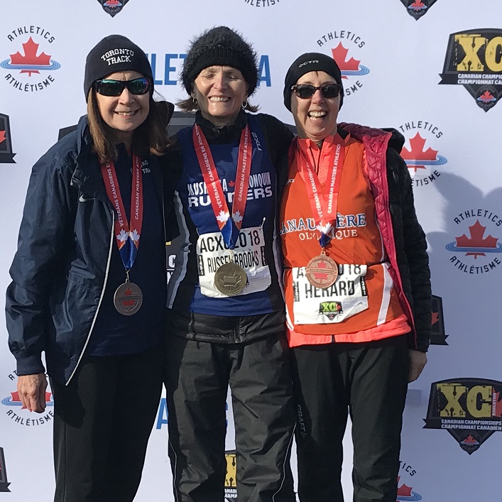 Kim Russel Brooks (centre) W60-64 winner