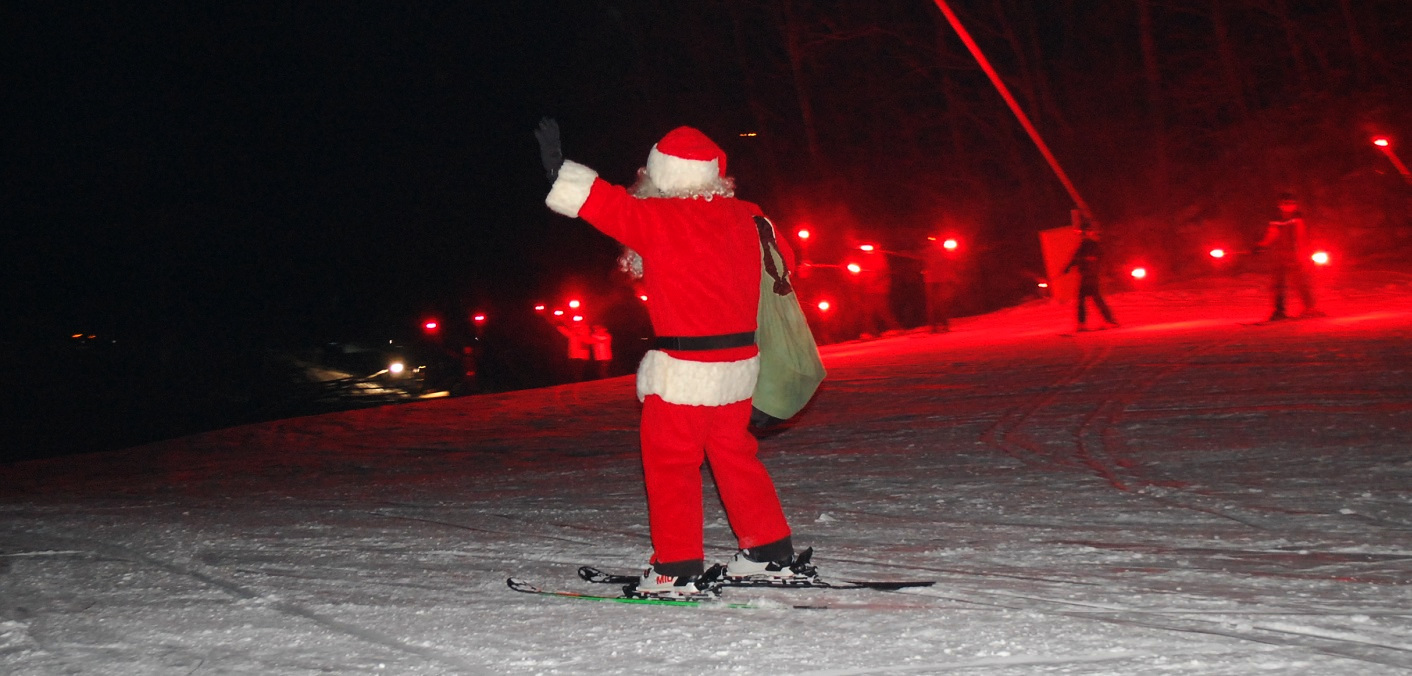 Santa waves to the crowd at the 2018 Christmas Eve Torchlight Parade (Photo: Kalei Huddlestone)