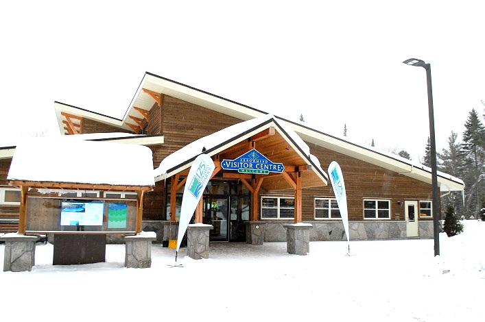 The new Arrowhead Visitor Centre is a stunning facility that includes a warming room with catering kitchen, winter and summer equipment rentals, and a summer park store