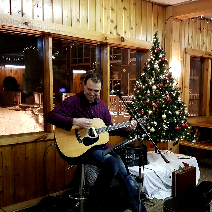 Tobin Spring entertained the crowd with some Christmas tunes pre- and post-parade