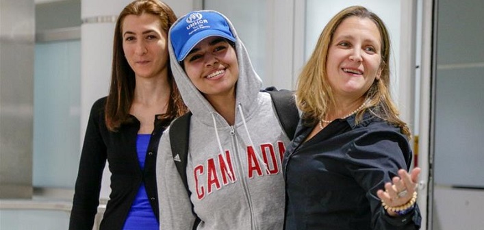 Minister Chrystia Freeland (right) with Rahaf Mohammed al-Qunun (centre) (Image via aljazeera.com)