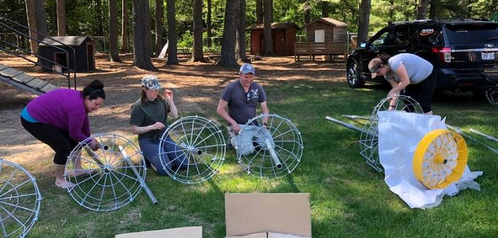 (From left) Stephanie Brooks, Tamara Wright, Peter Yungblut, and Nancy Grant assemble baskets for Irwin’s new disc golf course (supplied)