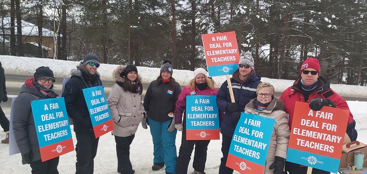 Teachers on the picket line at Pine Glen P.S. on Jan. 21, 2020 (Laura MacLean)