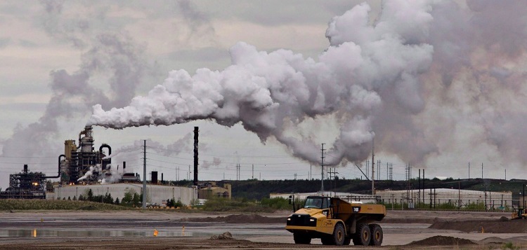 Syncrude oil sands facility near Fort McMurray, Alberta in 2014 (Jason Franson / The Canadian Press)