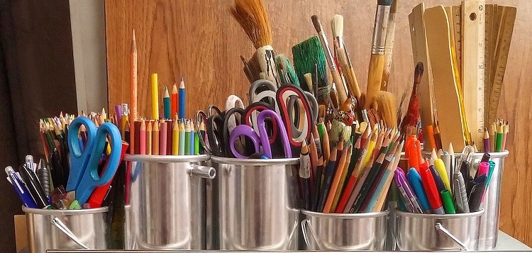 art supplies (L Gould / Pixabay)