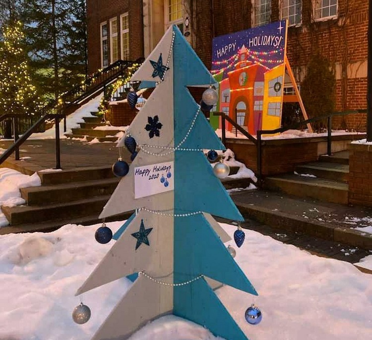 Big Brothers Big Sisters contributed this holiday tree to downtown Huntsville (@bbbsmuskoka / Instagram)