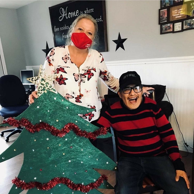 BIA JoAnne and Keith with the tree created by the CLH clients at Glenwood residence (@clhuntsville / Instagram)