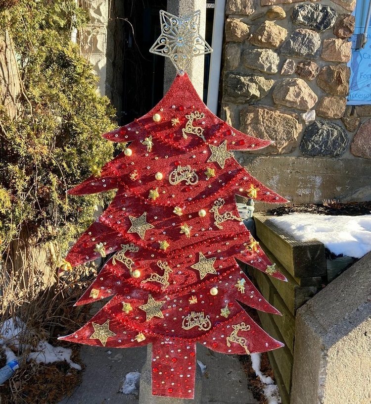Have you noticed the colourful trees along Main Street? They were decorated by clients of Community Living Huntsville in an inclusive partnership with the Downtown Huntsville BIA (@downtownhuntsville / Instagram)