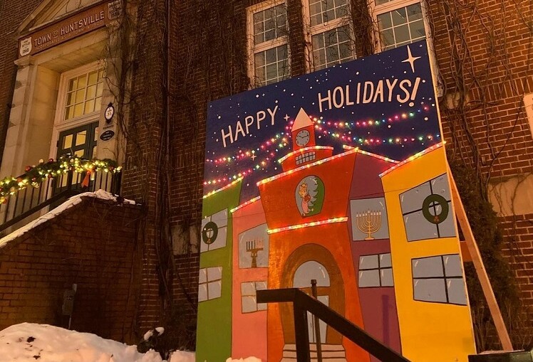 This Happy Holidays mural by Zoe Valentine is a colourful addition to Town Hall (@downtownhuntsville / Instagram)