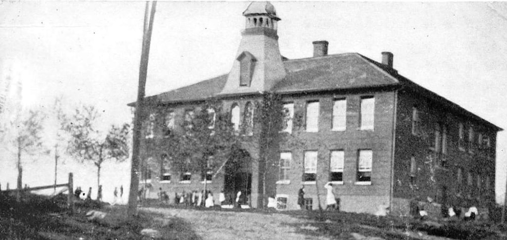Wayback Wednesday 2021-12 Huntsville Public School ca. 1905 (via Vintage Muskoka District / Facebook)