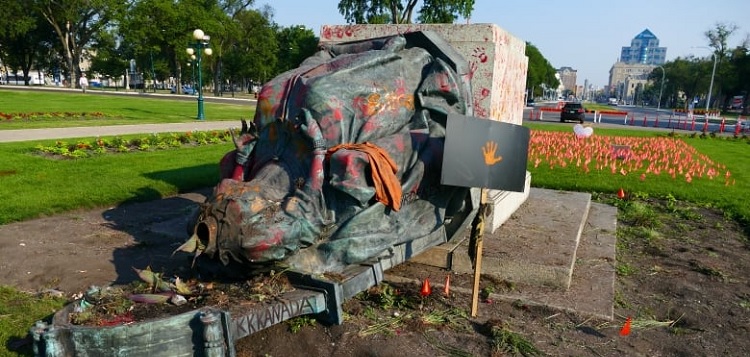 Queen-Victoria-statue-toppled-in-Winnipeg-Justin-Fraser-CBC.jpg