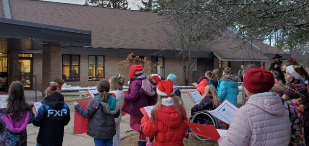 HPS Singers spread holiday joy with community carolling