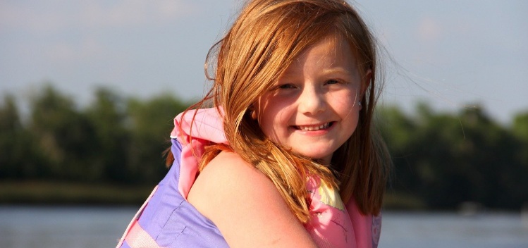 Girl in lifejacket (Gretta Blankenship / Pixabay)