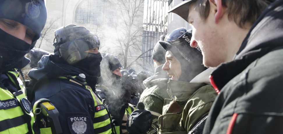 Ottawa Police stand face to face with protesters (@OttawaPolice / Twitter)