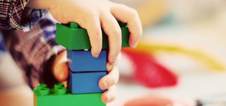child playing with blocks (Esi Grünhagen / Pixabay)