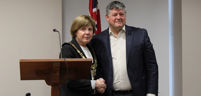 Mayor-Karin-Terziano-receives-the-Chain-of-Office-from-MP-and-former-Huntsville-Mayor-Scott-Aitchison-Dawn-Huddlestone.jpg