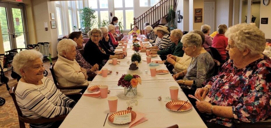 seniors-dining-and-having-fun.jpeg