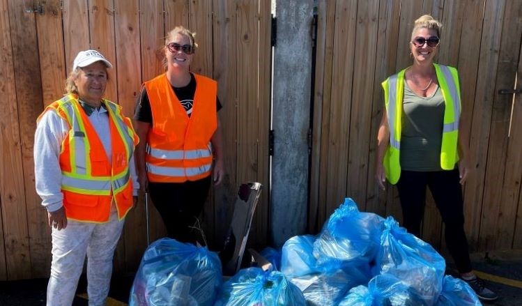 DlgQ8KG7-Three-ladies-and-garbage.jpg
