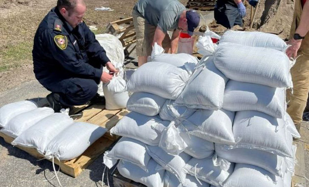 Town sets up free sandbag filling station behind Canada Summit Centre