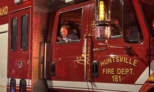Community shows its giving spirit at Santa Claus Parade