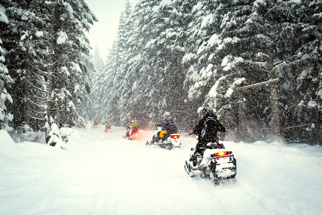 K6HtRgvU-snowmobiling.jpg