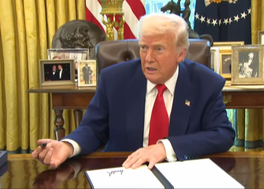 Trump-signing-exec-orders.-b.png
