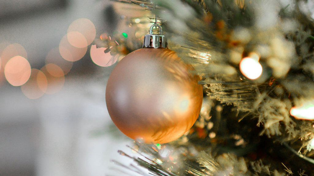 christmas-tree-bulb_952ee352-5056-a36a-085c15115f7b6b44-1024×575.jpg