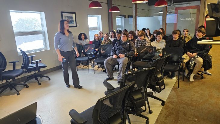 Hub-founder-Erin-Horvath-readies-the-audience-for-the-mock-Shark-Tank-with-Huntsville-High-School-Grade-11-business-students.jpg