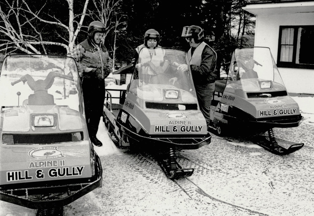 1P7kmufn-Old-snowmobiles-ED.jpg
