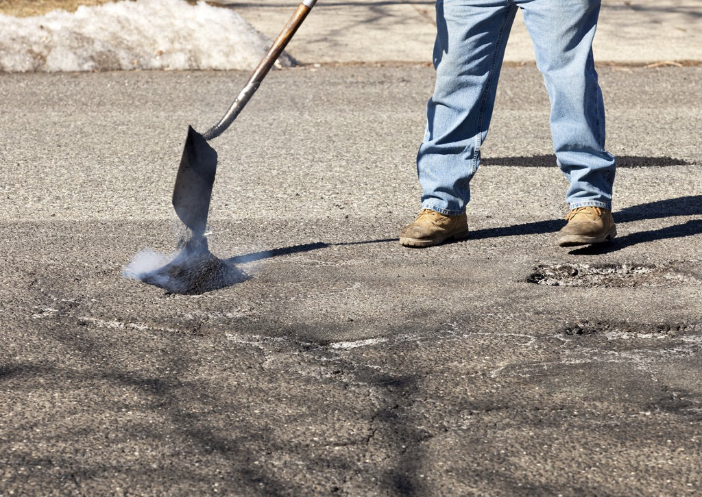 Fixing-pothole.jpg