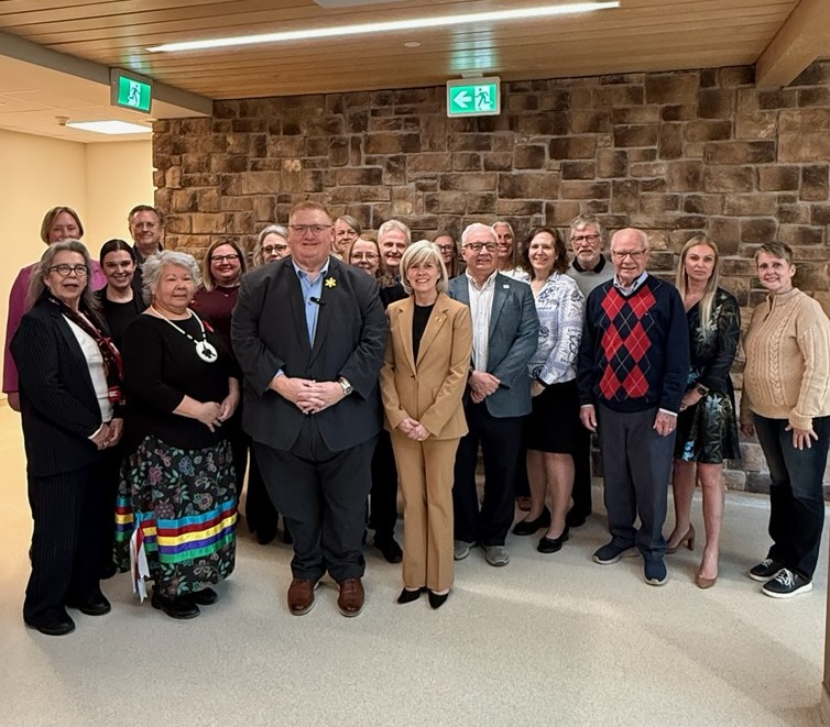 X5Pi2fUu-Smith-with-healthcare-providers.jpg